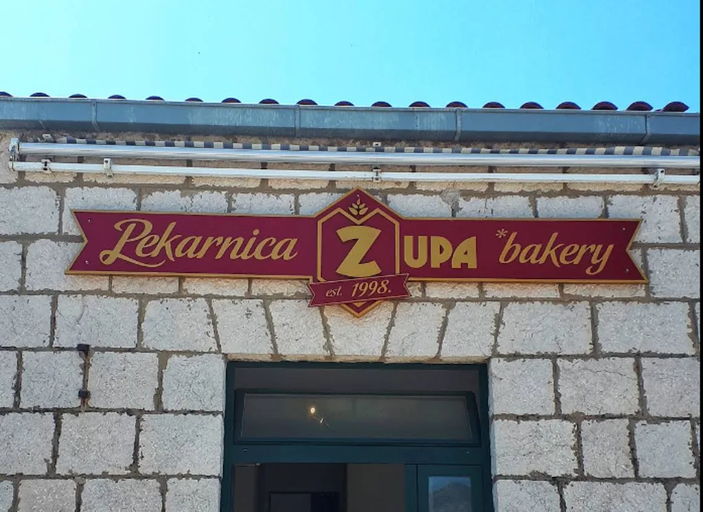 Svježe pečeni kruh i peciva u artizanskoj pekarnici Pekarnica Župa u Mlinima